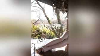   九头身170CM顶级身材女神，吊带情趣装，修长美腿无毛骚穴，跪着翘起美臀，浪叫骚话不断诱人