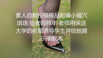 大白天在家操骚小嫂子还不忘露脸