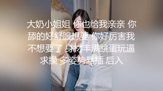 请女拍手到女厕偷拍妹子们尿尿 空闲的时候她出来抽烟放松时对我说,我也要上个厕所你可别拍我啊 (15)