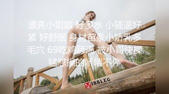 年轻的清纯学妹露脸被渣男玩弄，各种体位爆草抽插，骑在脖子上草嘴，乖巧听话还让小哥射嘴里吞精