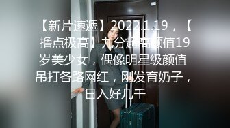 STP30922 女主播为吸引粉丝,录制户外弹吉他唱歌MV，故意不穿内裤不经意间露出来给粉丝当福利