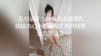 有钱的富婆高端会所勾搭足疗男技师，穿着裙子逼里塞跳弹自慰喷尿，包房门前给大哥口交，看着门外激情啪啪