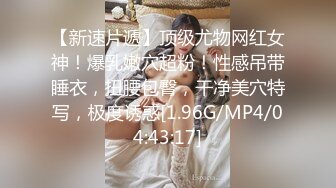  牛仔裤白毛衣小姐姐真漂亮 纯纯气质坐在沙发上忍不住抱紧亲吻挑逗 这表情让人胃大开