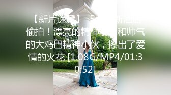 【新片速遞】  青春期躁动无良哥哥浴室门缝偷窥❤️上大一的亲妹妹洗澡