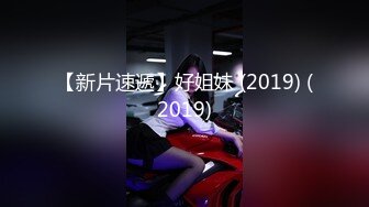 澡堂子偷窥一个人闷闷不乐洗澡的眼镜少妇