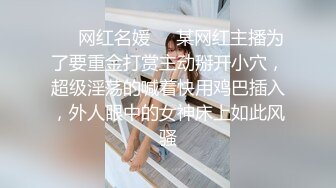 风景区女厕全景偷拍多位美女少妇前来献B (1)