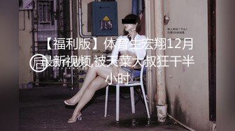 Candice 优雅而曲线美，知道如何给相机想要的东西。她的金色头发和棕色眼睛可能会让你想起隔壁的那