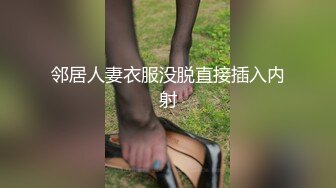 正在图书馆里看书的学长被学妹用脚拨弄着肉棒