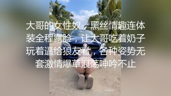 骚女孩不穿内裤逛超市，还撩起黑丝裙露出，买了一个家具，上了车迫不及待拿出来自慰，爽喷很多淫水 好诱惑啊！