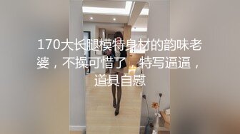 网红餐厅偷拍穿着白色性感内裤的小美女 坐又不敢坐只好半蹲着尿