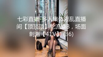 偷窥隔壁漂亮少妇 洗完香香 出来穿衣服 漂亮大姐边洗边看手机电视剧 身材不错