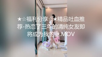 【新片速遞】 轻熟女美少妇露脸躺下第一人称自慰，手指不停的刺激阴蒂，大姨妈来了不停有血流出