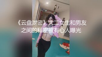 这个人妖真会玩把少妇乳房捆起来按在床上撅着屁股猛操少妇屁眼