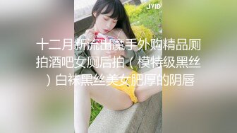   美乳小少妇颜值不错跟小哥激情啪啪，让小哥亲着小嘴后入爆草，揉着骚奶子好刺激，后入抽插奶子乱晃好诱人