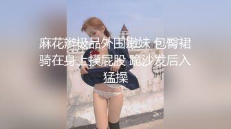 商场门口TP一个真空逛街的骚女 一线天无毛逼和粉嫩红乳头太挑逗诱人了