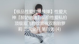 大学生情侣度假在沙滩忍不住激情