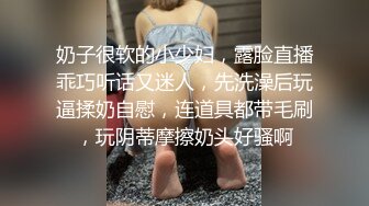 漂亮美女3P 衣服脱了 一个一个来 绿帽男友让工友排队在卫生间尝鲜女友的小骚逼 撅着屁屁操