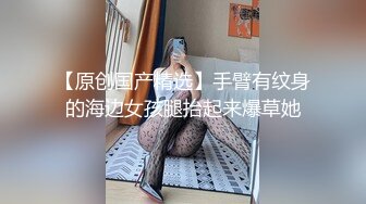 校园霸凌-可怜胖妹被男女同学强迫脱光衣服喝马桶水,喝的恶心吐了一地还强迫她吃掉