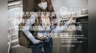 《极品CP??魔手外购》近景热闹商场女厕刁钻位置偸拍超多小姐姐方便还有制服女，能看脸又能看私处，半蹲式撅个大腚过瘾极了