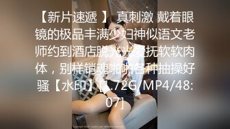 美艳少妇网吧包房4P，多人运动，大姨妈都给操出来了，急得骚妇‘你给我赔钱，我出血了，哈哈’！