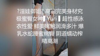 顶级美臀口罩小姐姐跪着扭动屁股  开档黑丝特别合适  超近距离手指扣弄肥穴  边扣边出水  搞得地上很湿