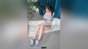  南京会所探花眼镜妹沙发上操，撩起裙子掰穴近距离特写，美臀上位骑乘套弄猛操