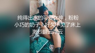 商场女厕超近距离贴B拍 刷手机的少妇